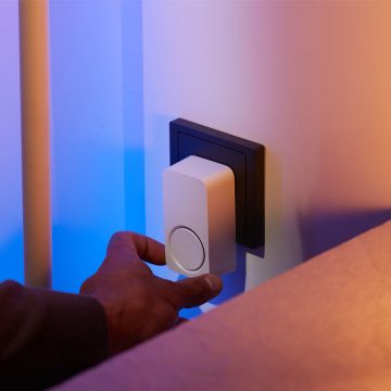 En Hue Smart Chime kobles til en stikkontakt.