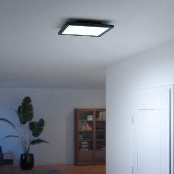 Mały, płaski panel świetlny LED Hue Aurelle w kwadratowym kształcie, zamontowany na suficie.