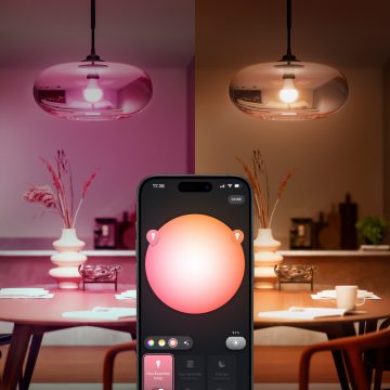 Porównanie dwóch żarówek Smart Hue – jednej świecącej na różowo, a drugiej w ciepłym świetle białym.