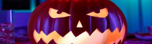 Idéer för inomhusbelysning till Halloween visar utsidan av ett spökhus med Philips Hue utomhusbelysning för läskiga Halloween-dekorationer